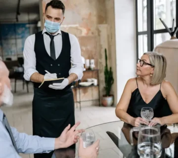 peran food & beverage service hotel